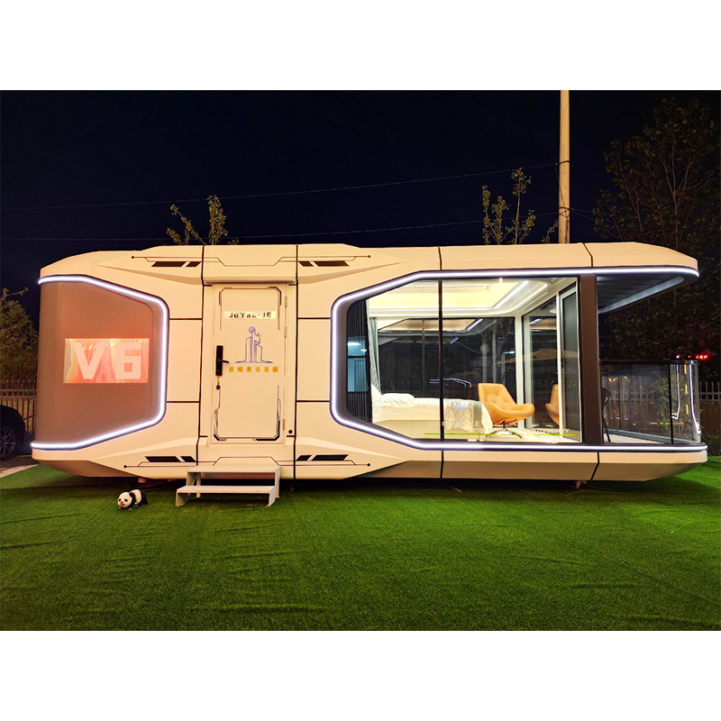 How does a space capsule cleverly achieve comfortable coexistence between a bedroom and bathroom?